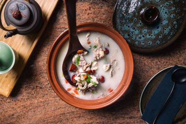 砂锅猪肚鸡Schweinmagen Hähnchen Suppe