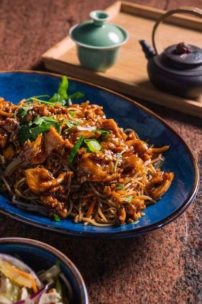 鸡肉炒面Gebratene Nudeln mit Hühnerfleisch