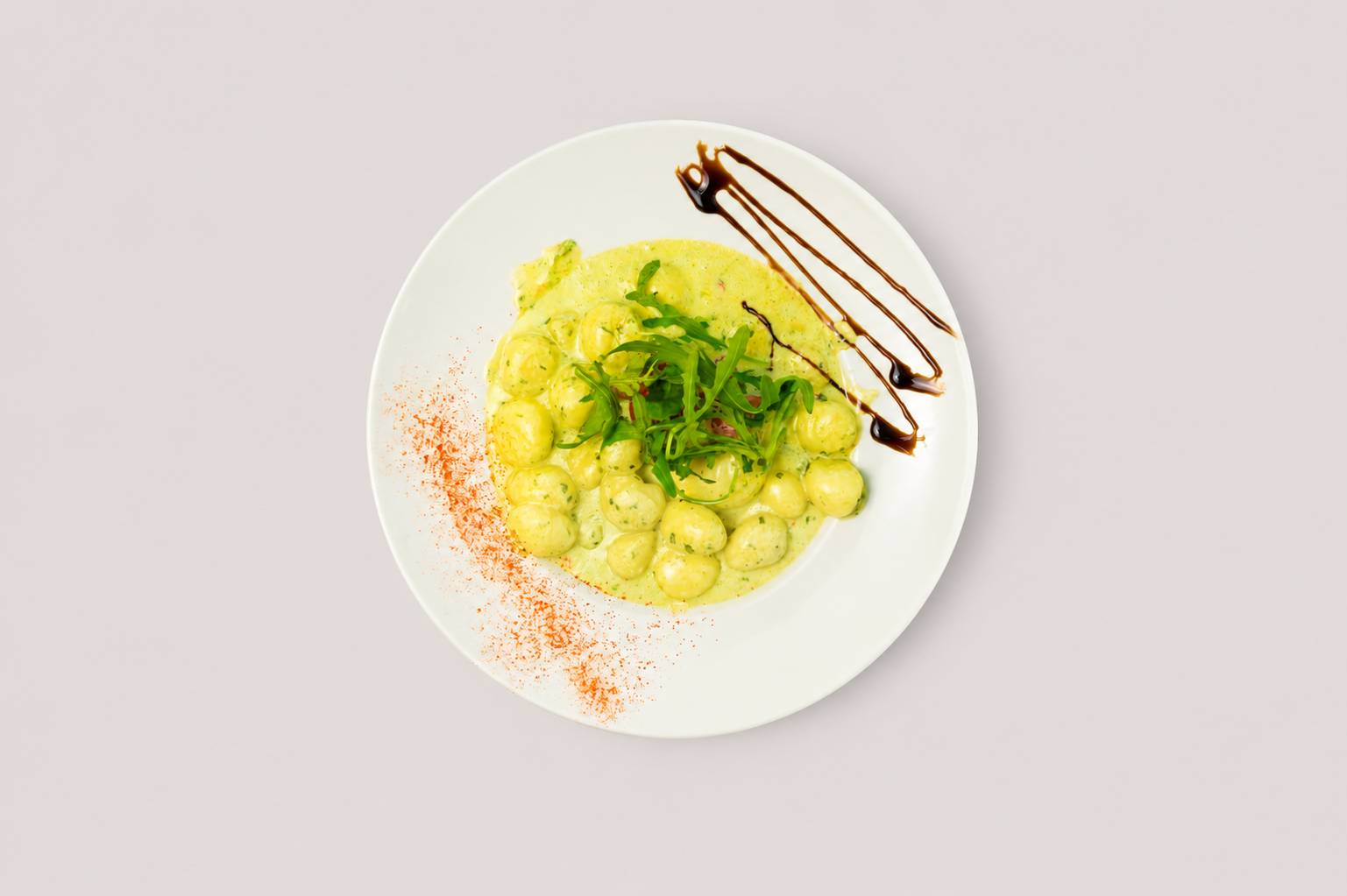 Schupfnudelpfanne mit Pfifferlingen, Kirschtomaten und Rucola