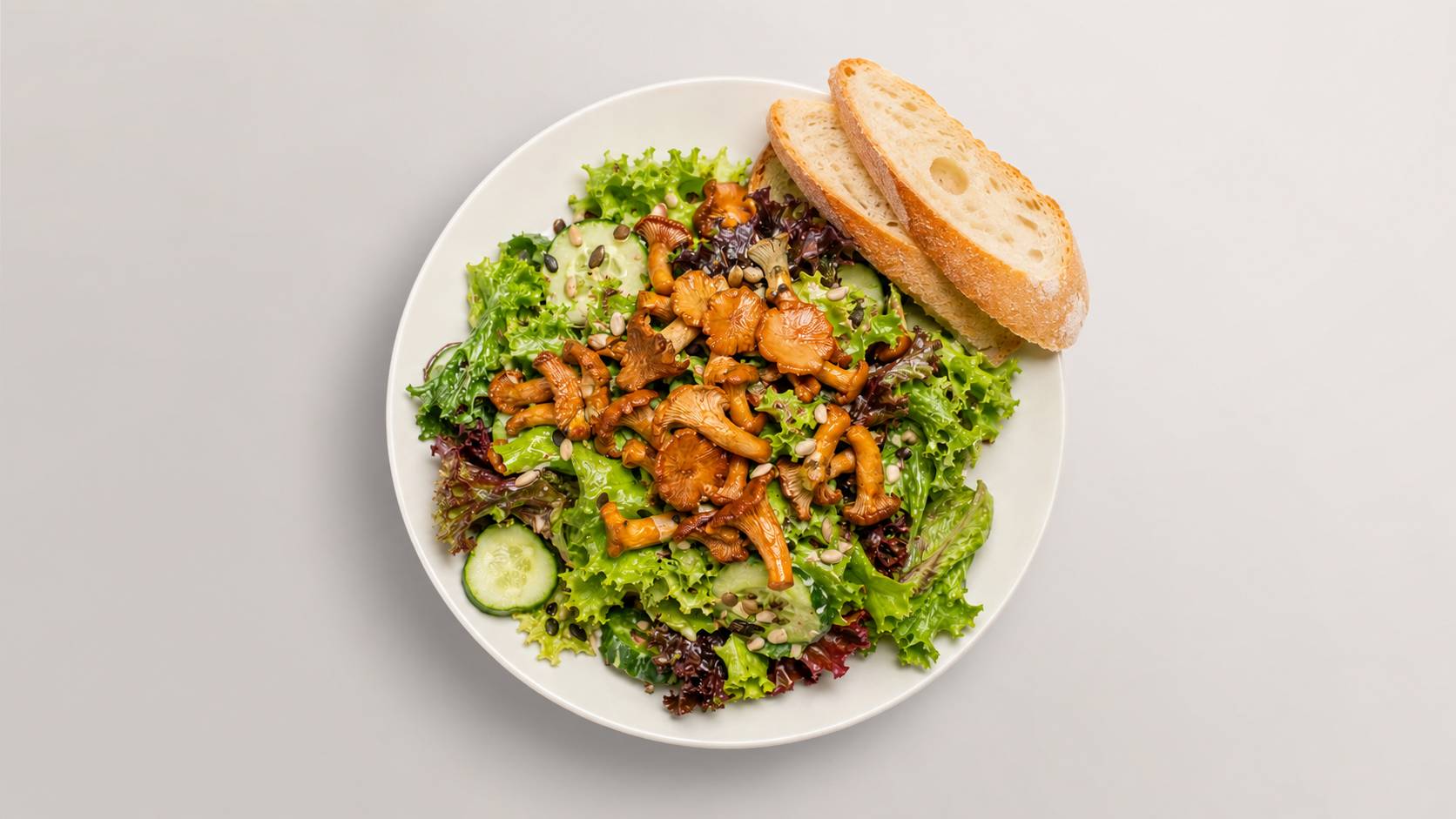 Mixed Leaf Salad with Sautéed Chanterelles