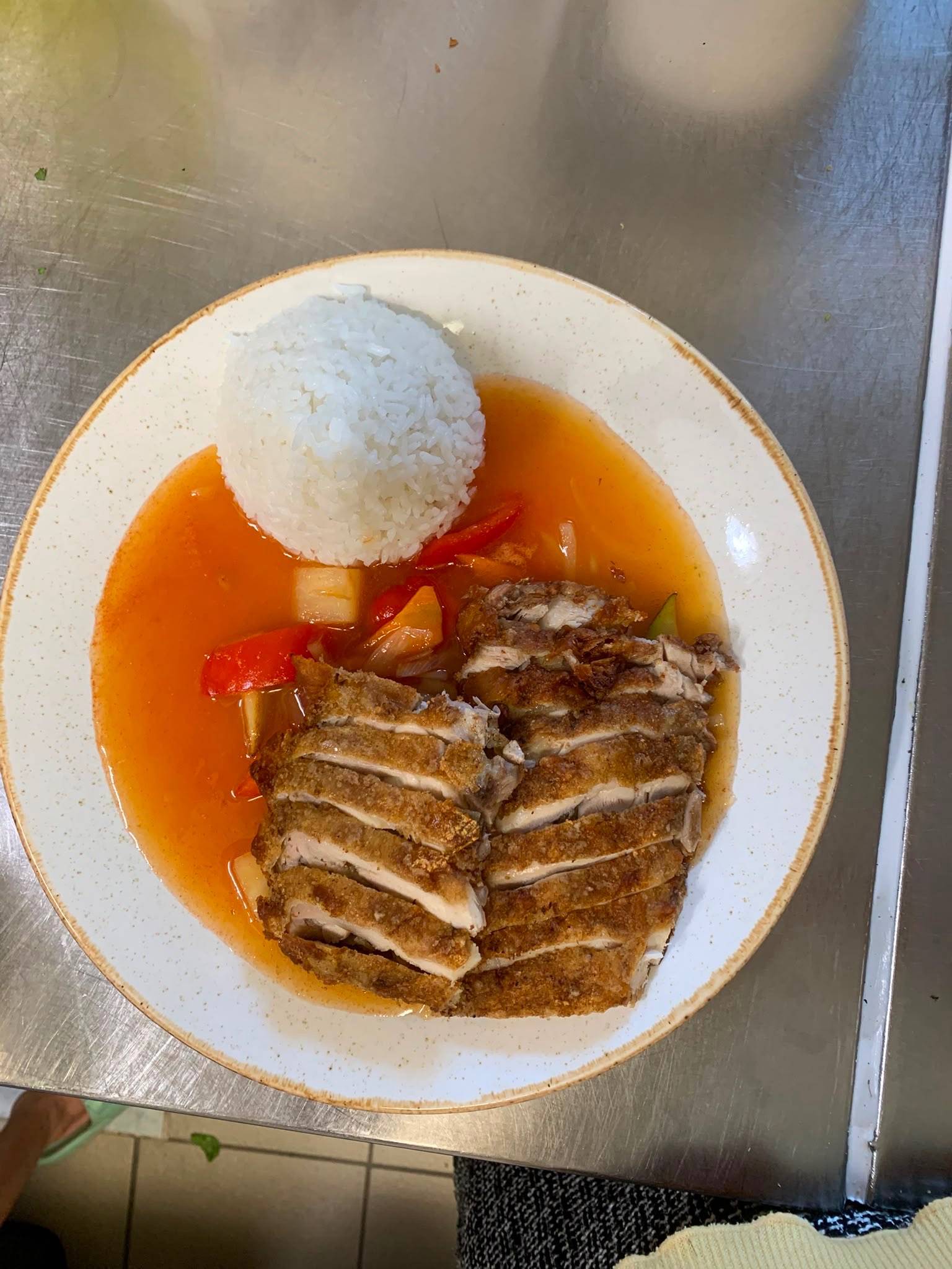 Knuspriges Hähnchen mit Erdnusssauce