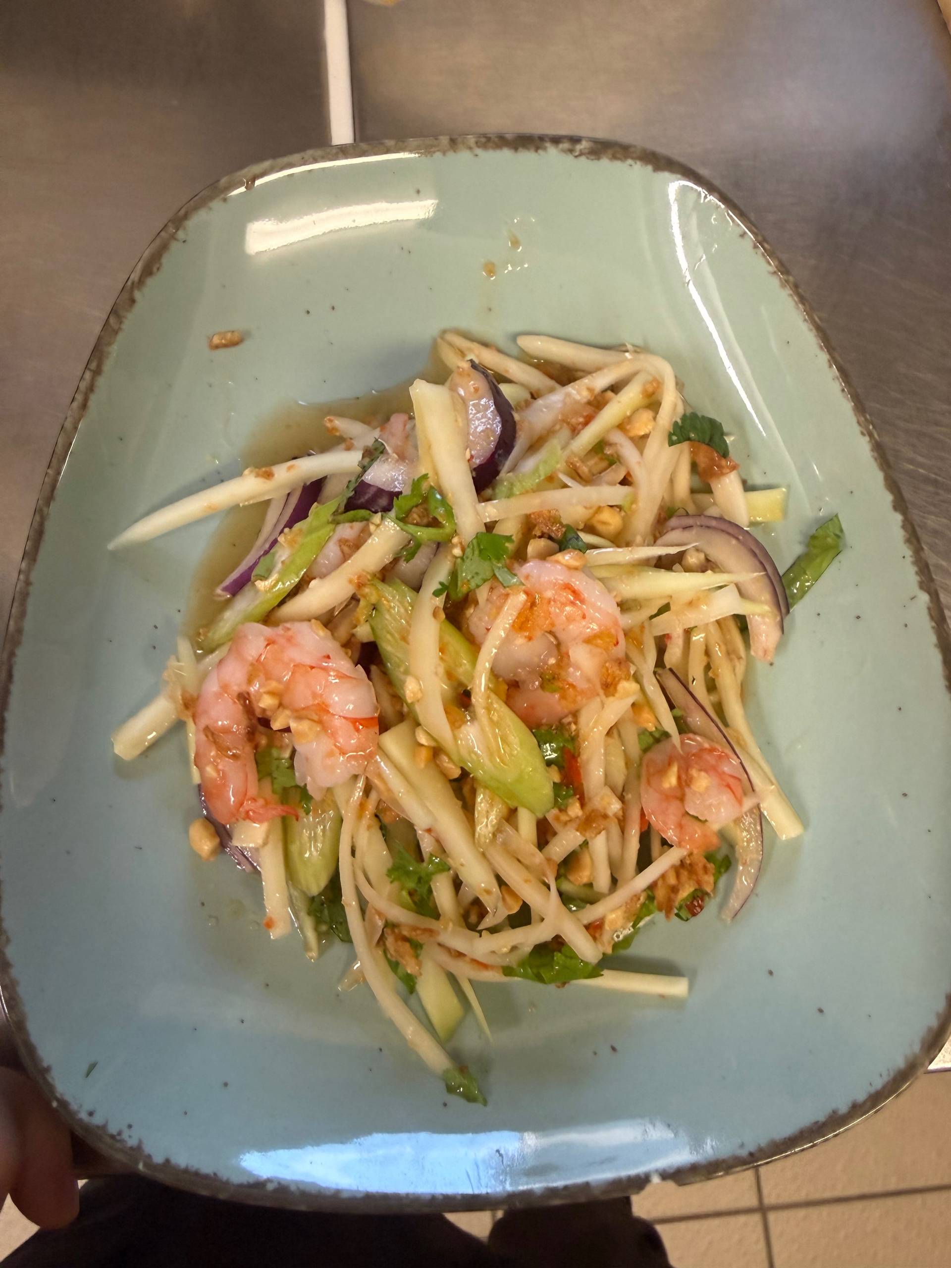 Salat mit grünen Papayastreifen und Garnelen & Sesamcracker