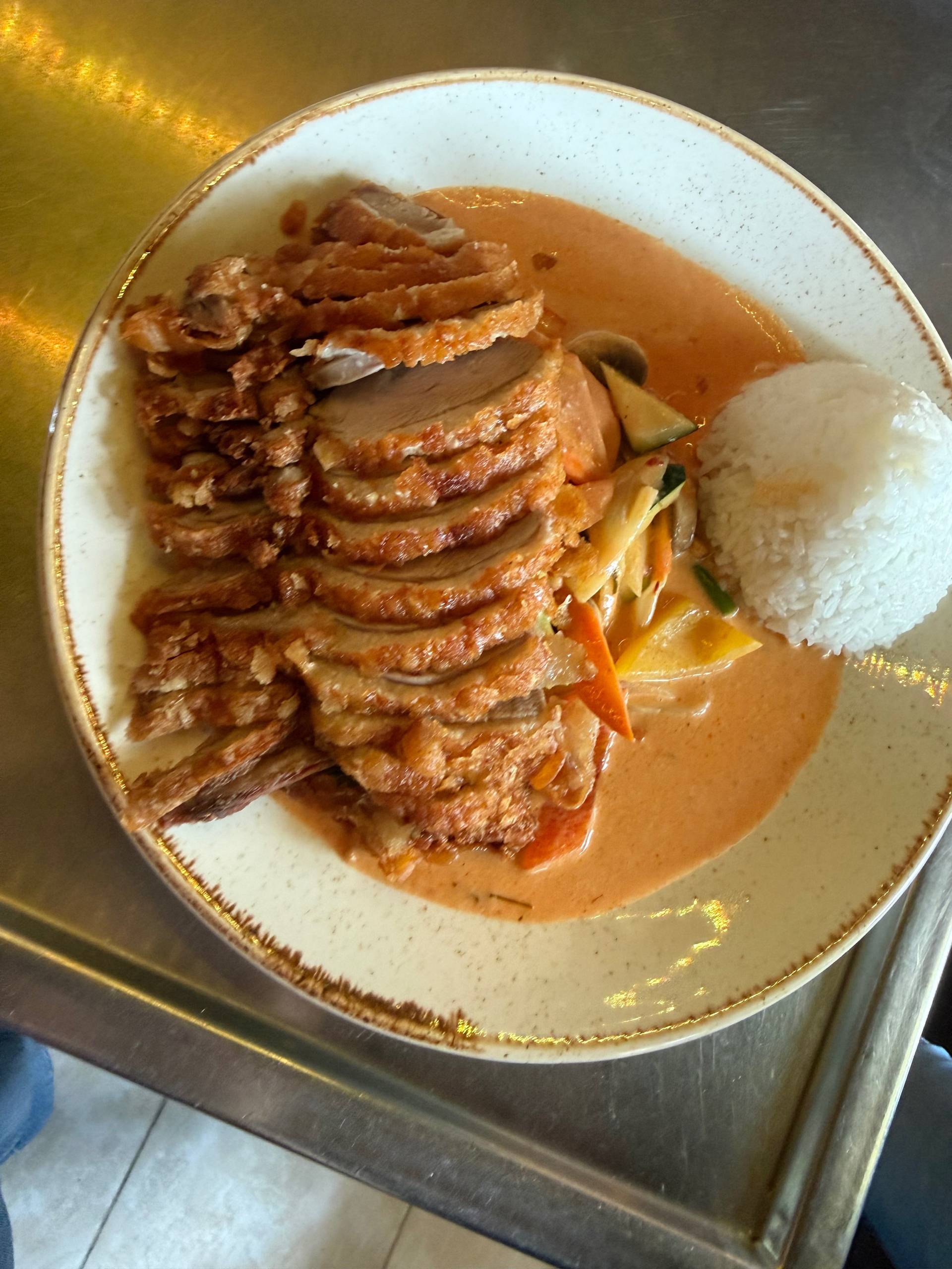 Knusprige Ente mit Erdnusssauce