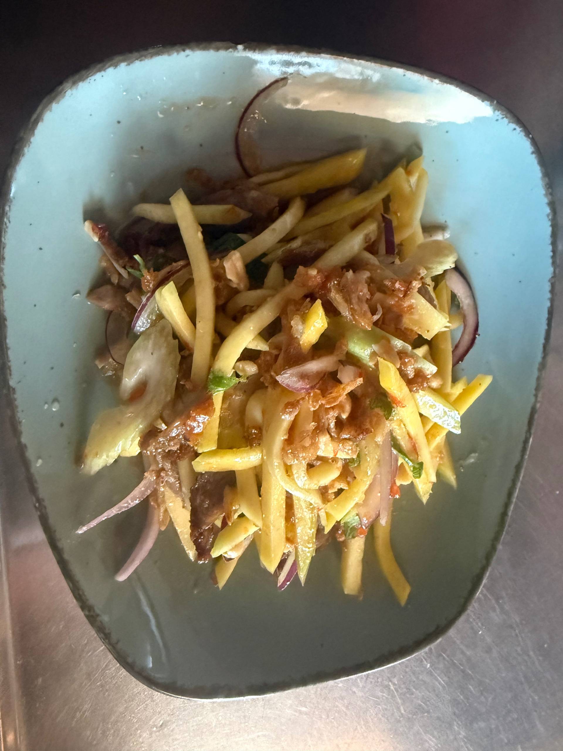 Salat mit knusprigen Entenbruststreifen und Sojasprossen