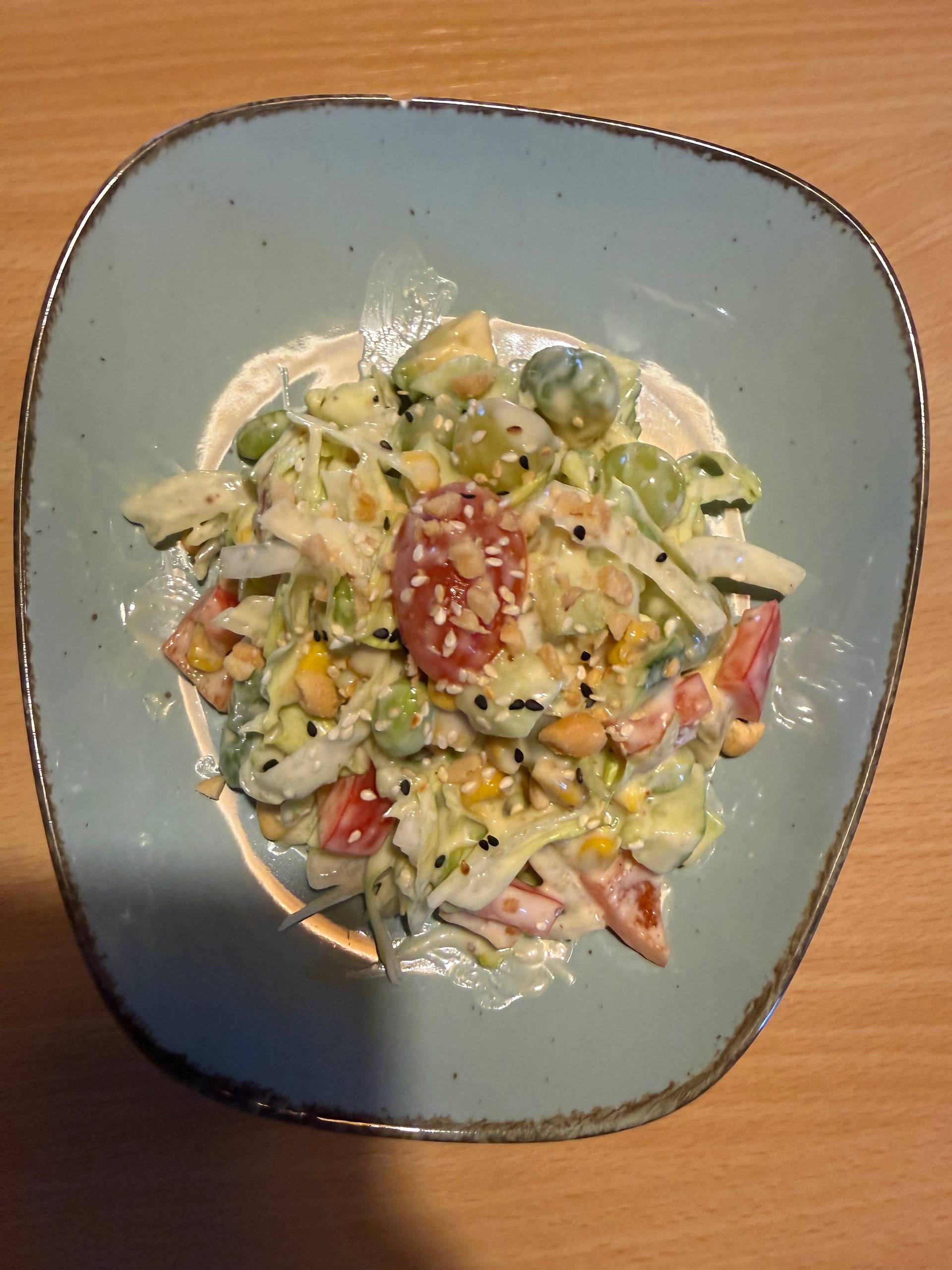 Gemischter Salat mit Edamame & Sesamcracker