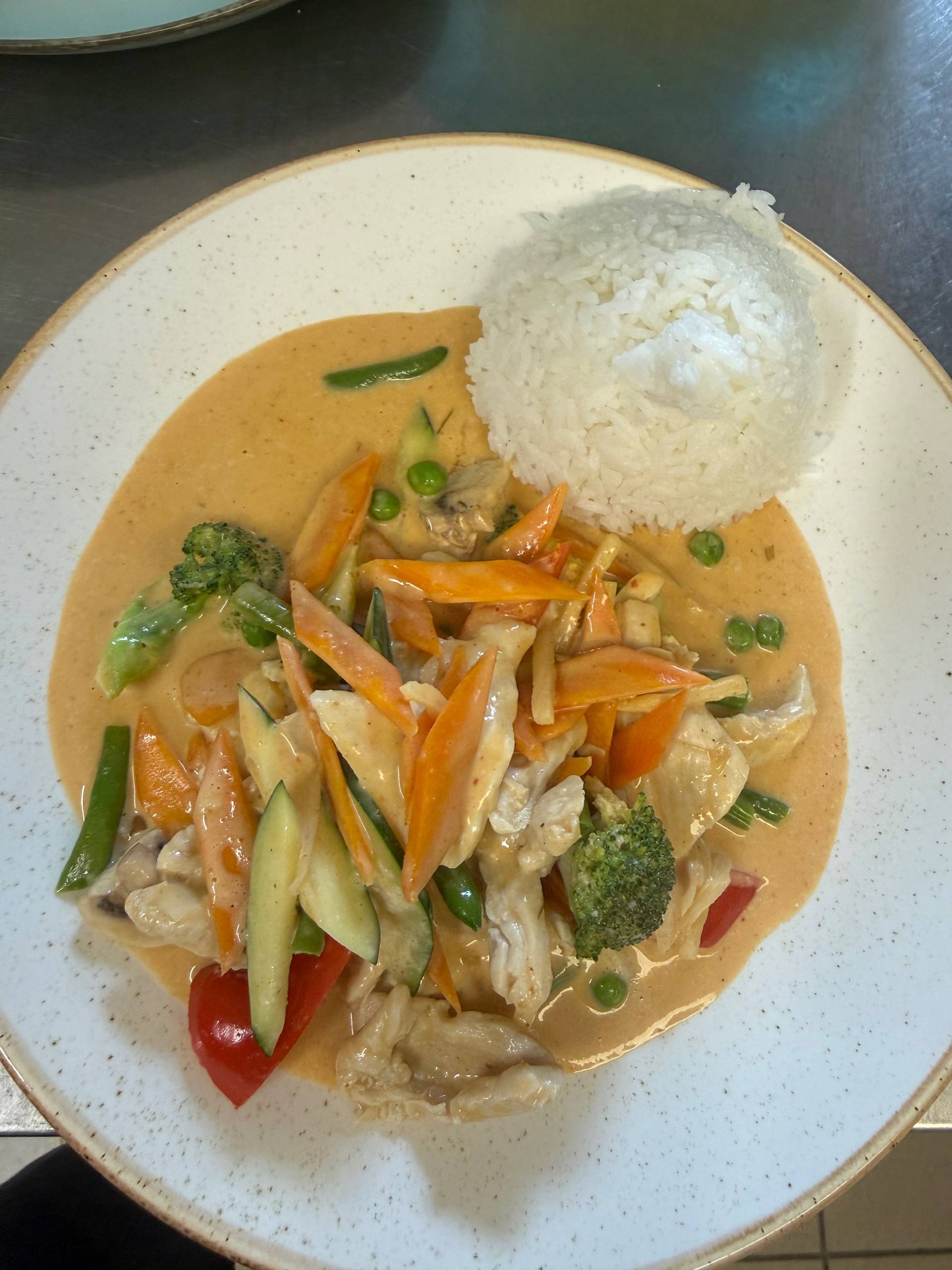 Hühnerfleisch mit Kokosmilch & Currysauce